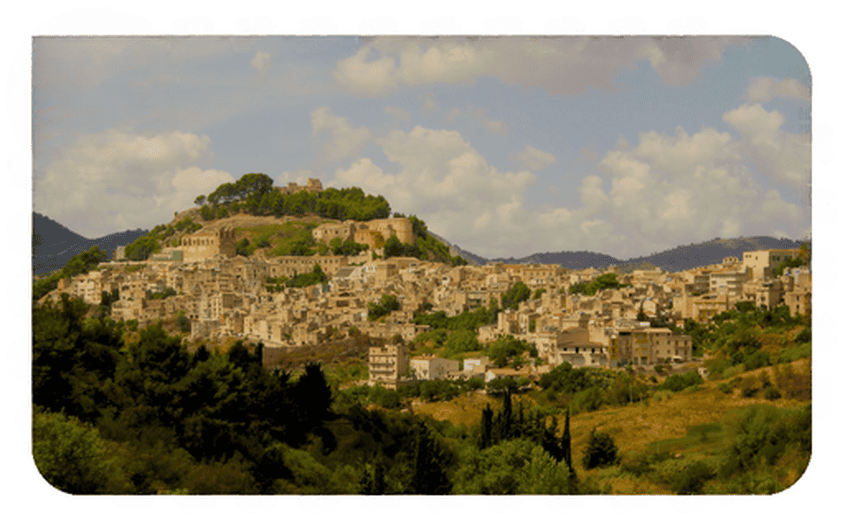 Calatafimi Segesta panorama con il castello Eufemio foto di Francesco Di Bartolo via Wikimedia Commons
