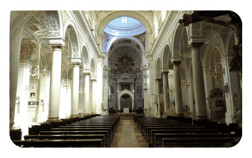 Cattedrale di San Lorenzo navata centrale foto di: Effems via Wikimedia Commons
